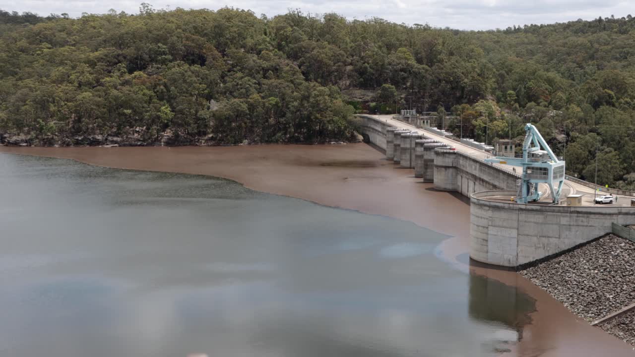 agua de lodo flotando en la parte superior de la presa de warragamba debido a las fuertes lluvias de los días anteriores