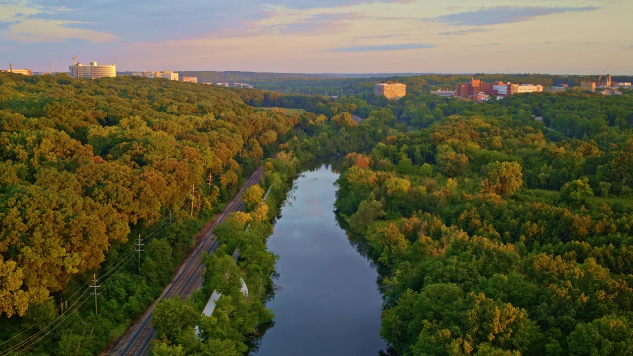 Il fiume Huron di Ann Arbor, Michigan, filmato da un drone che si muove lentamente sopra in estate.