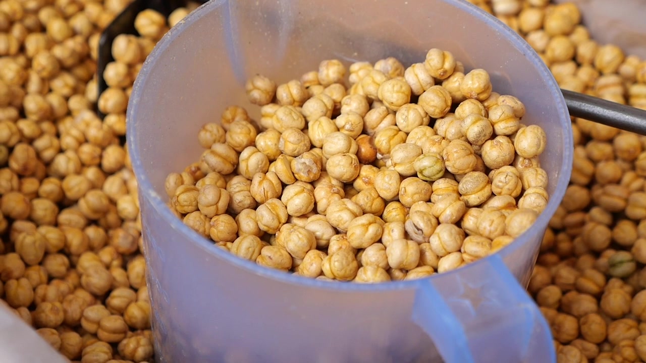 Ceci tostati (Leblebi) in un misurino