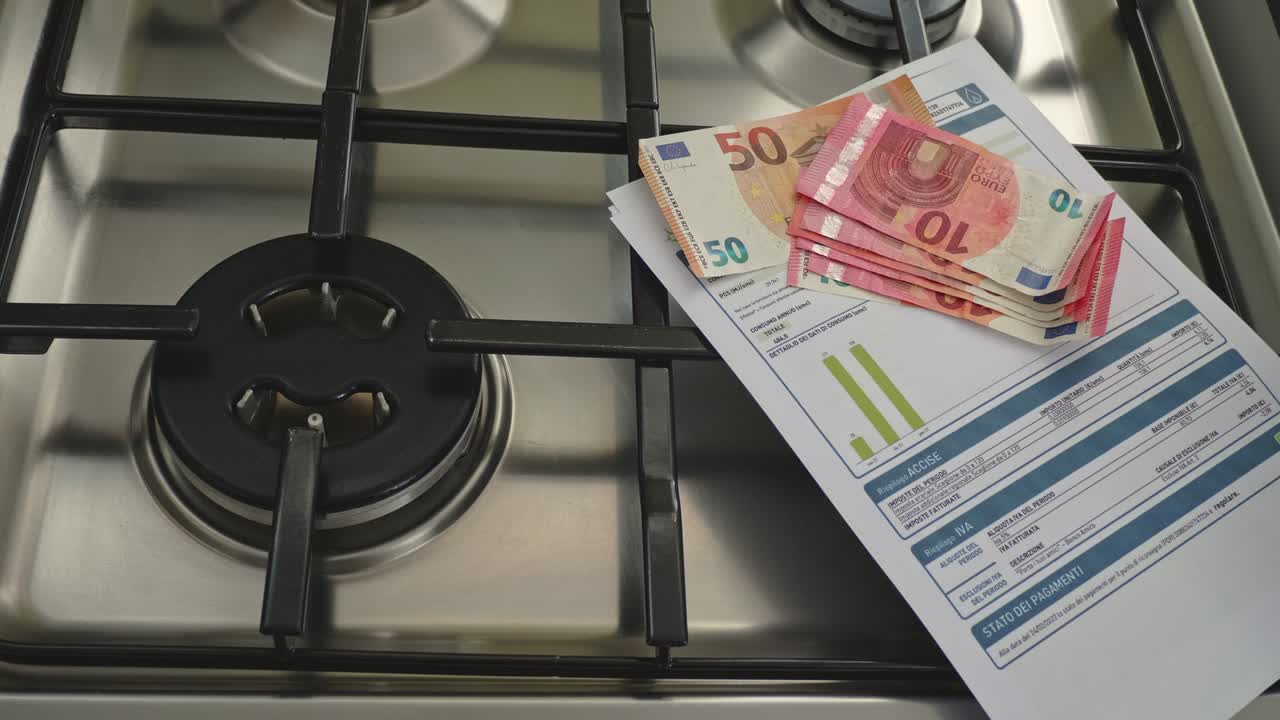 Gasbrænder tændt, og i baggrunden trækkes 10 euro pengesedler ud. Konceptet om en kraftig stigning i gaspriserne