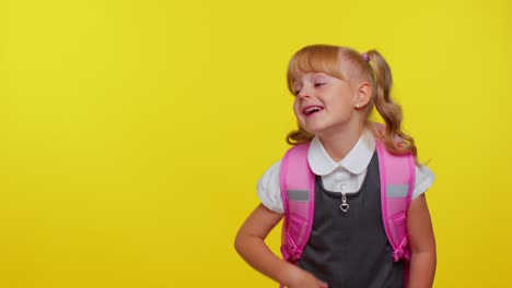 Linda-Colegiala-Sonriente-Con-Mochila-Mirando-Espacio-Para-Copiar-Contenido-Promocional-Tomados-De-La-Mano