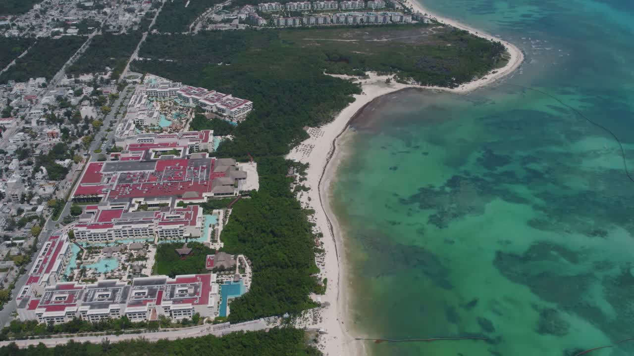 vista aérea alta de un resort que bordea el mar caribe en méxico