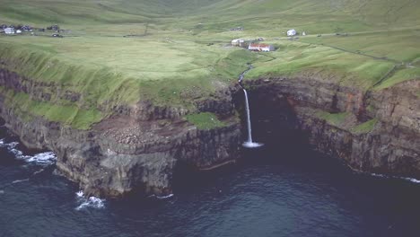 法羅群島 (faroe islands) 位於大西洋中部,有美麗的<unk>布和崎<unk>的海岸線.