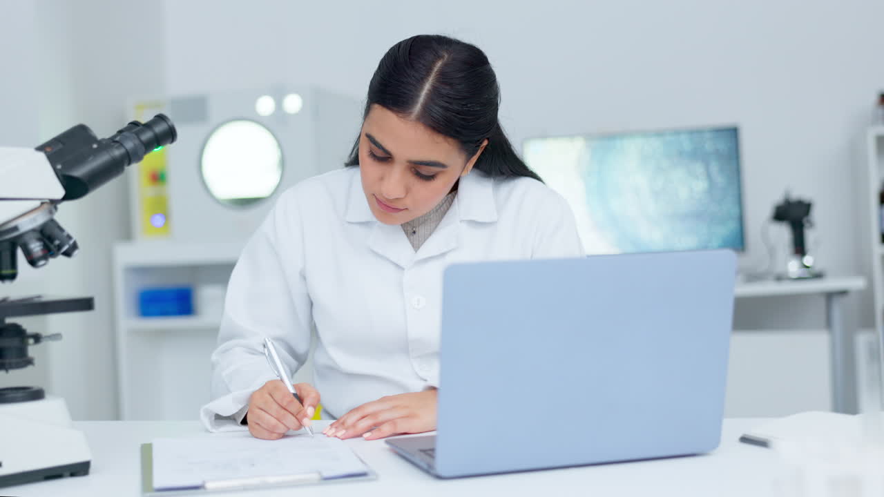 joven científica de investigación médica que revisa