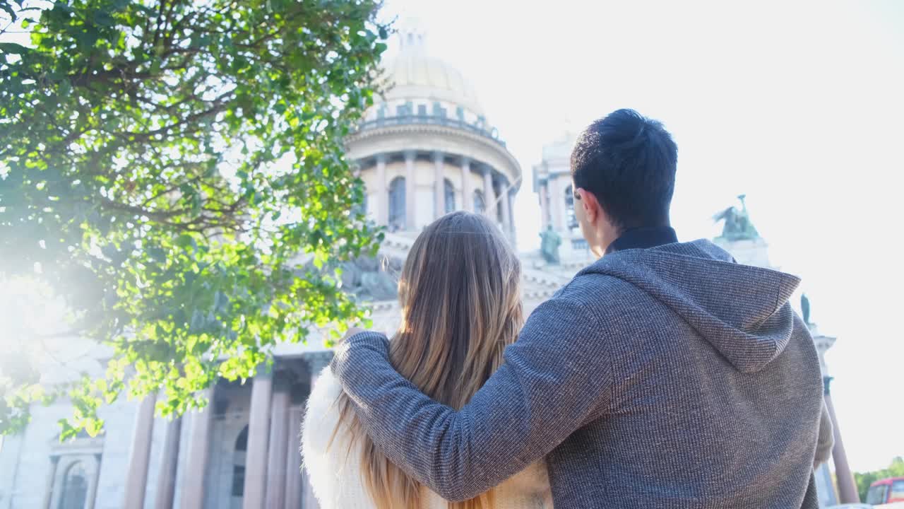 Coppia in visita turistica a San Pietroburgo