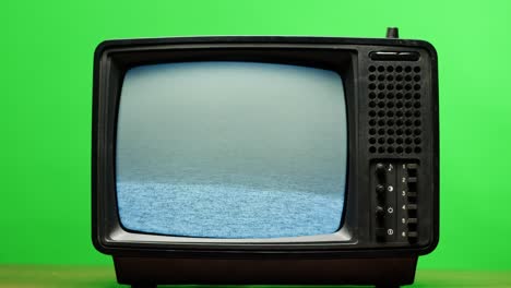 retro-stil-fernseher mit grünem bildschirm chroma-schlüssel-hintergrund, vintage-60er-analog-fernsehen mit korn und lärm.