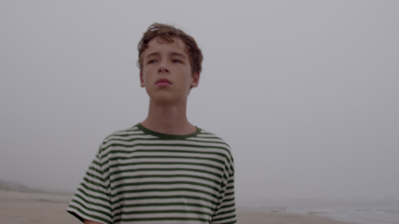 안개 가 가득 한 해변 에서 사려 깊은 십대