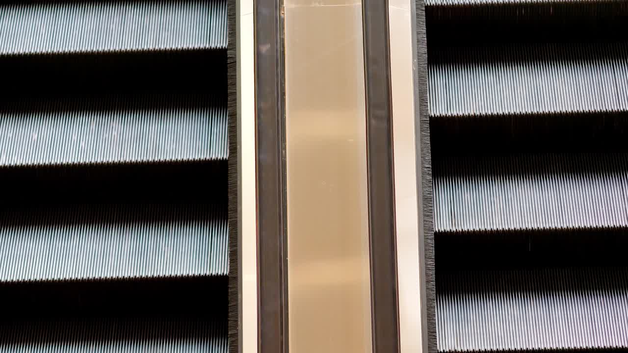 움직이는 비어있는 에스컬레이터의 클로즈업, 4k 영상, 아무도, 위와 아래, 으로 촬영.