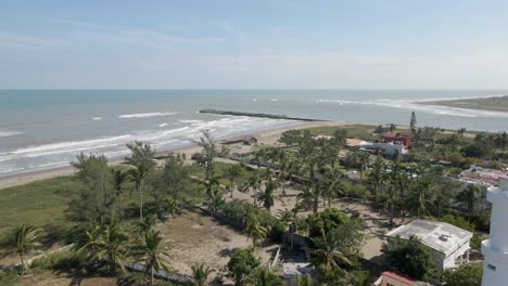 increíble vista aérea de la playa de tecolutla con el pintoresco pueblo mexicano en veracruz, méxico