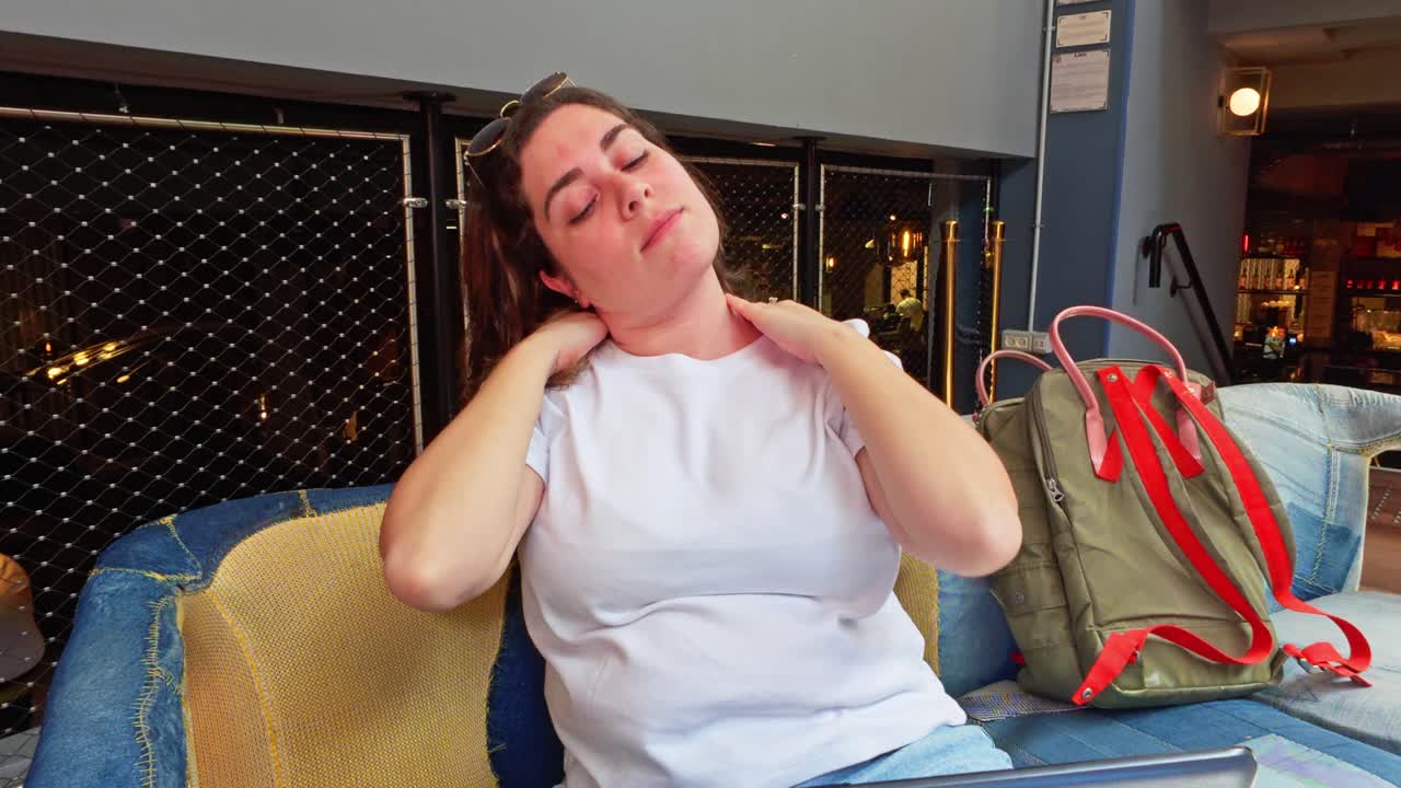 Donna con dolore al collo mentre lavora da remoto