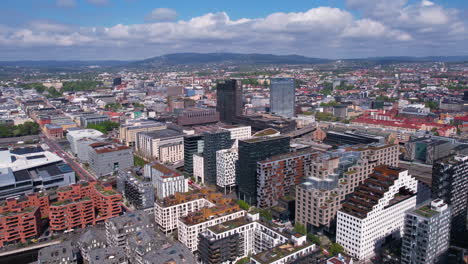 oslo, noruega, volando sobre edificios de apartamentos en el distrito central cerca de la estación de tren y el fiordo, disparo de avión no tripulado