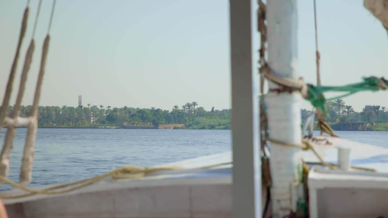 vista desde la cubierta del velero con mástil y aparejo a la costa de el cairo, egipto
