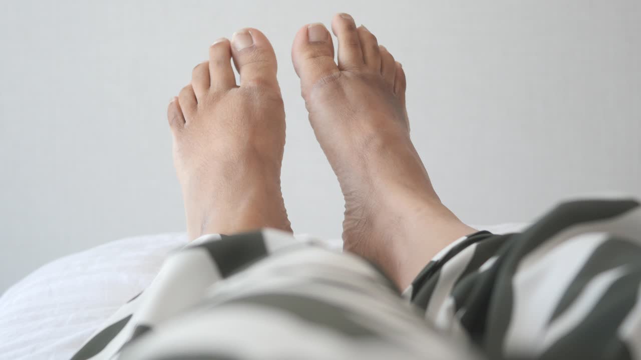 침대 위에 있는 여자의 벌거벗은 발