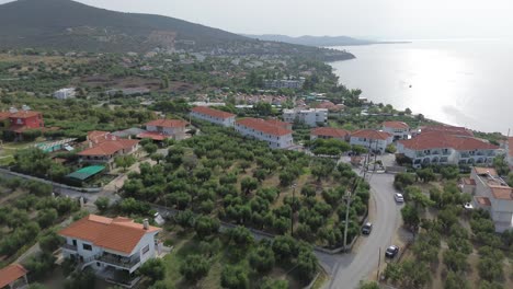 la playa de gerakini en yerakini, halkidiki, grecia, cobra vida en este video de avión no tripulado de 4k grabado durante el día