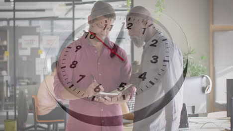 animación de reloj de tic-tac contra dos hombres diferentes discutiendo sobre un diario en la oficina