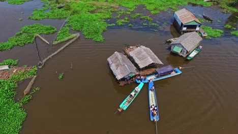 un pequeño mercado en el pueblo flotante en kompong khleang - toma aérea