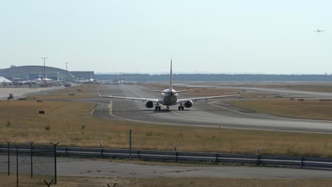 avión de pasajeros rodando hacia la pista.