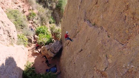 Hombre-Escalada-En-Roca-Vista-Aérea-Del-Deportista-Rappel-Montaña-En-La-Panocha,-El-Valle-Murcia,-España-Mujer-Rapel-Bajando-Una-Montaña-Escalando-Una-Gran-Roca