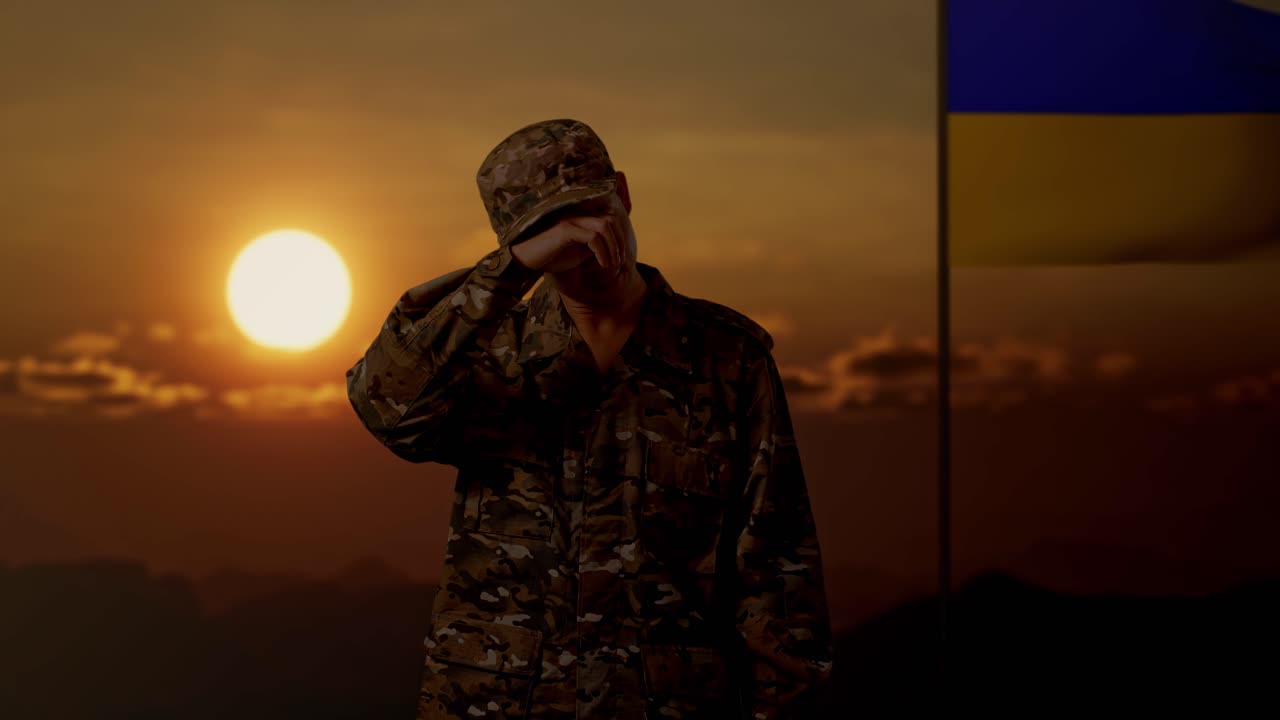 憂鬱なウクライナの兵士 夕暮れ