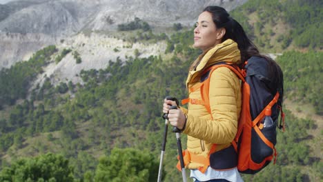 joven excursionista disfrutando de la vista