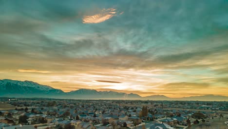 glorioso amanecer dorado en lehi utah en una mañana nebulosa en invierno - hiperlapso aéreo