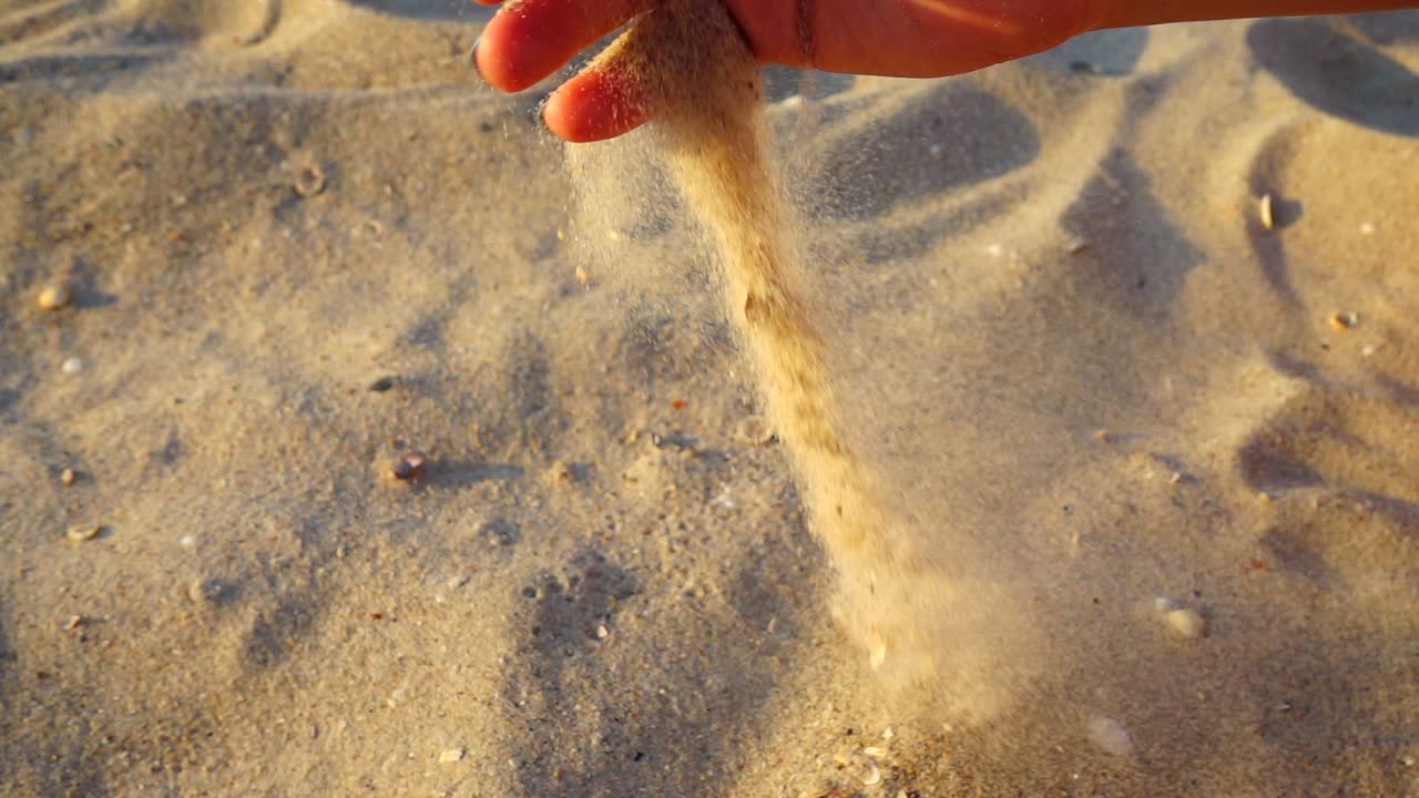 Kvinnan på havsstranden får sand på sig. Slowmotion. Filmning på stranden.