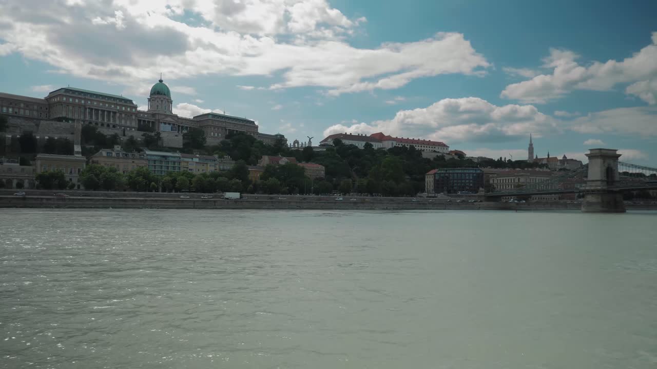Promenade en bateau sur le Danube, un après-midi d'été, passant devant le Château de Buda, légèrement nuageux.