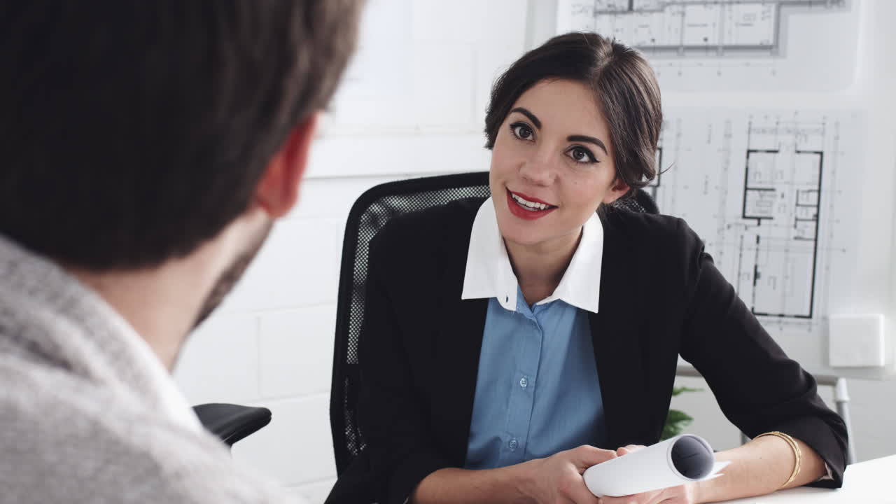 equipo de arquitectos de pequeñas empresas discutiendo negocios de inicio