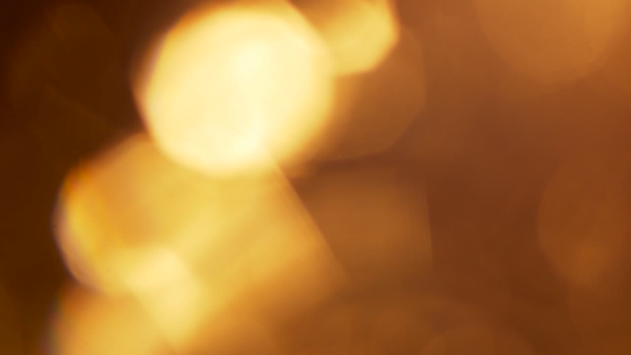 Transizione Astratta con Fughe di Luce Dorate e Bokeh