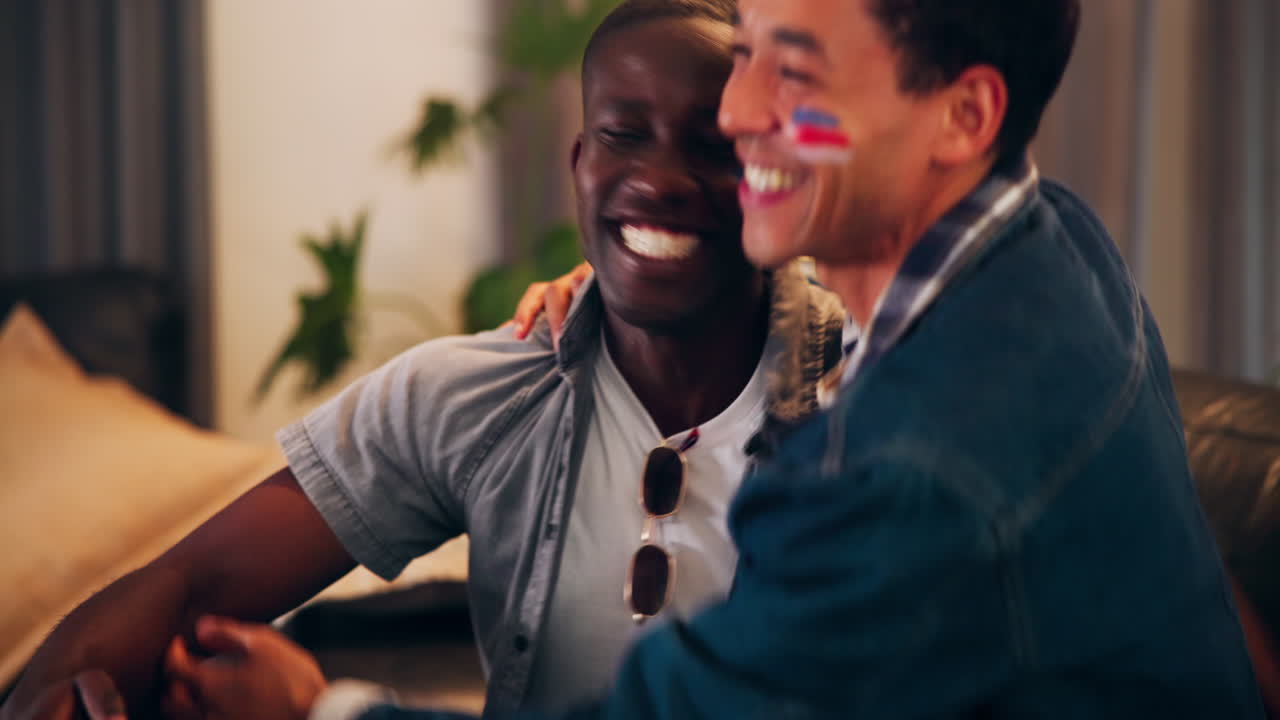 fanáticos de los deportes emocionados viendo un juego