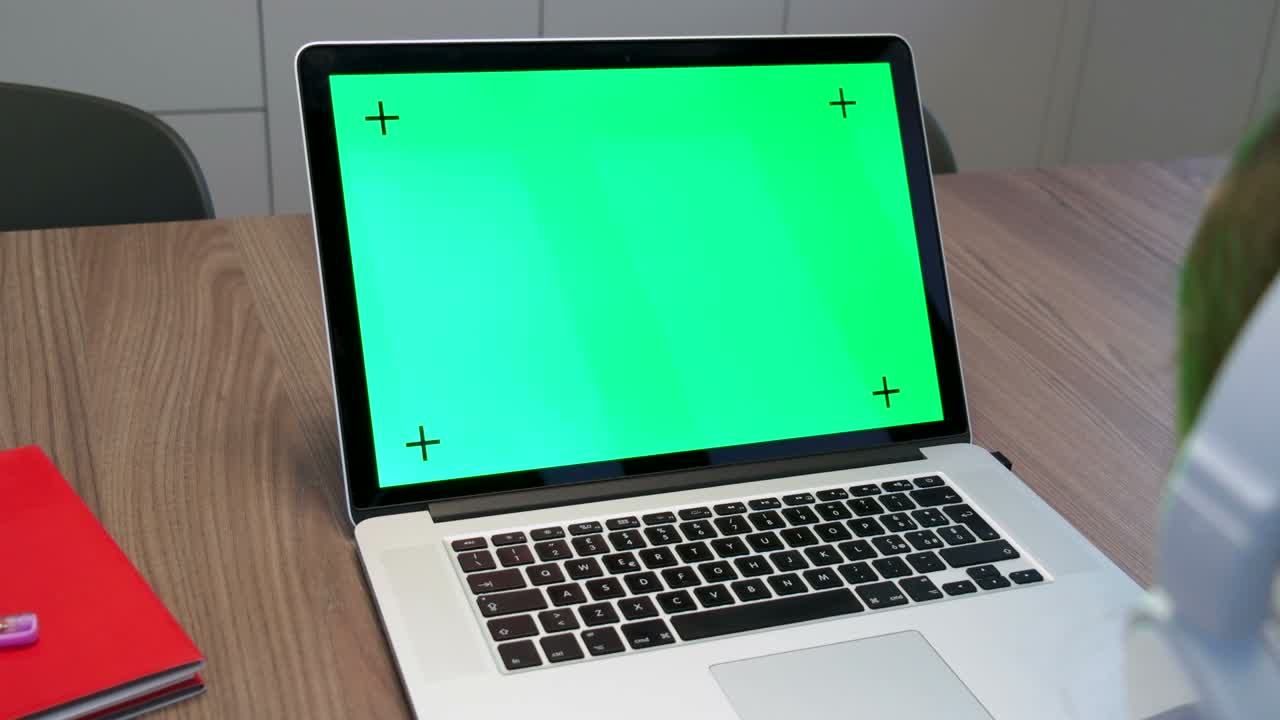 monitor de computadora verde para la lección del sitio web de educación escolar remota