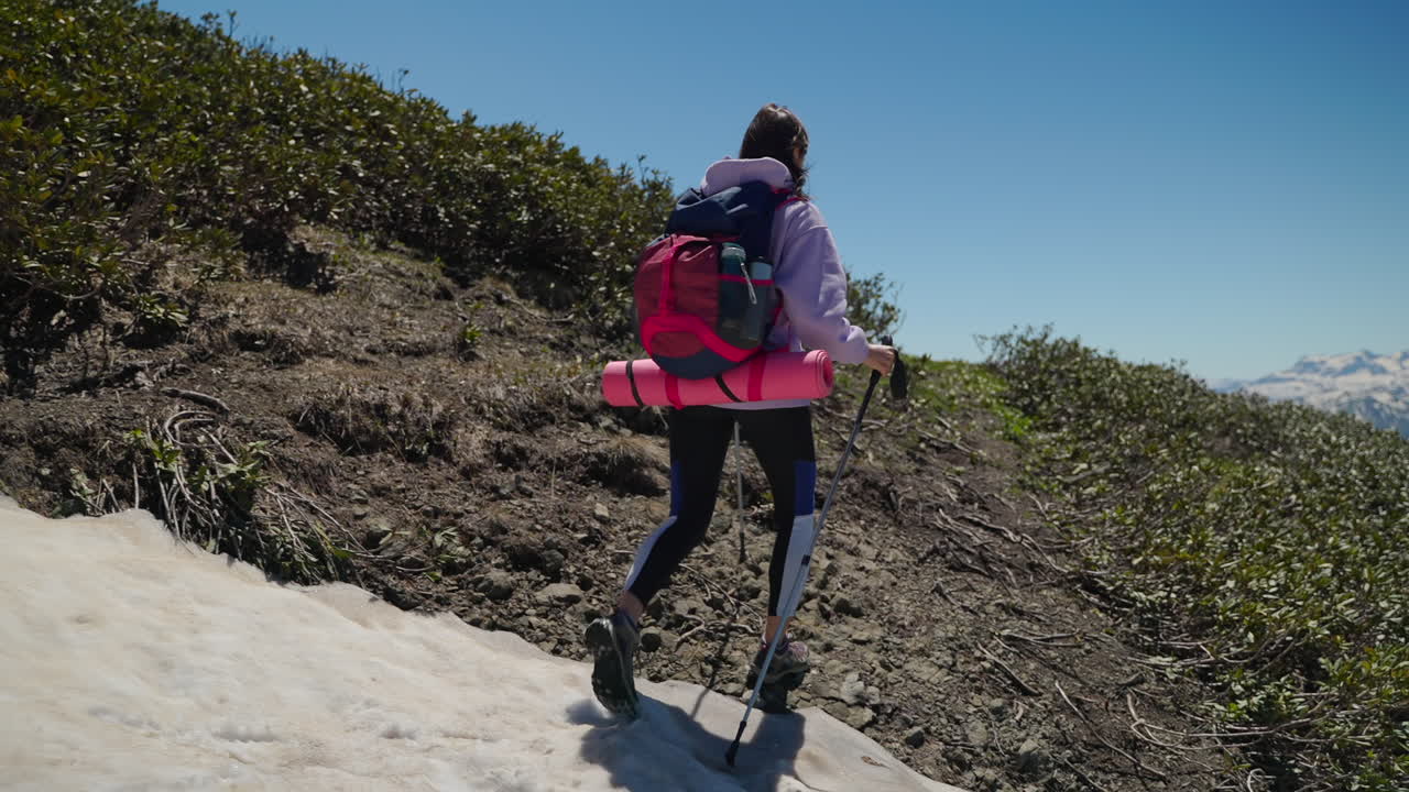 산에서 하이킹하는 여자