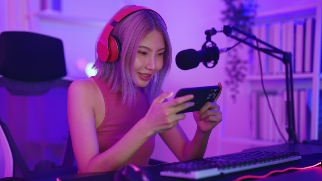 스트리밍 중 모바일 게임을 하는 여성