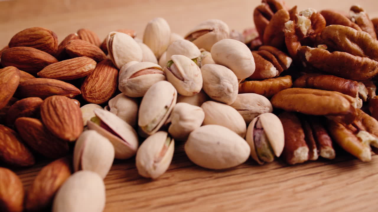 Primo piano rotante di mandorle, pistacchi, anacardi e noci pecan