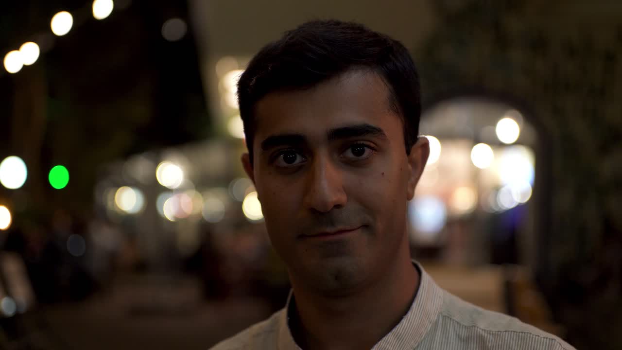 hombre bebiendo en un café nocturno