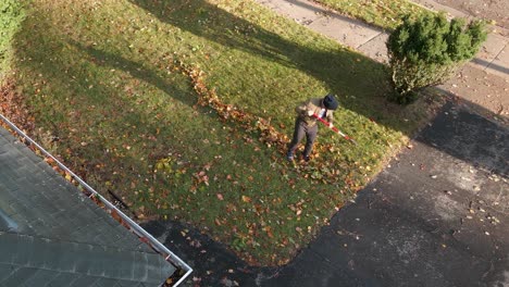 Eine-Person,-Die-Blätter-In-Linien-Harkt,-Um-Ihren-Garten-Aufzuräumen