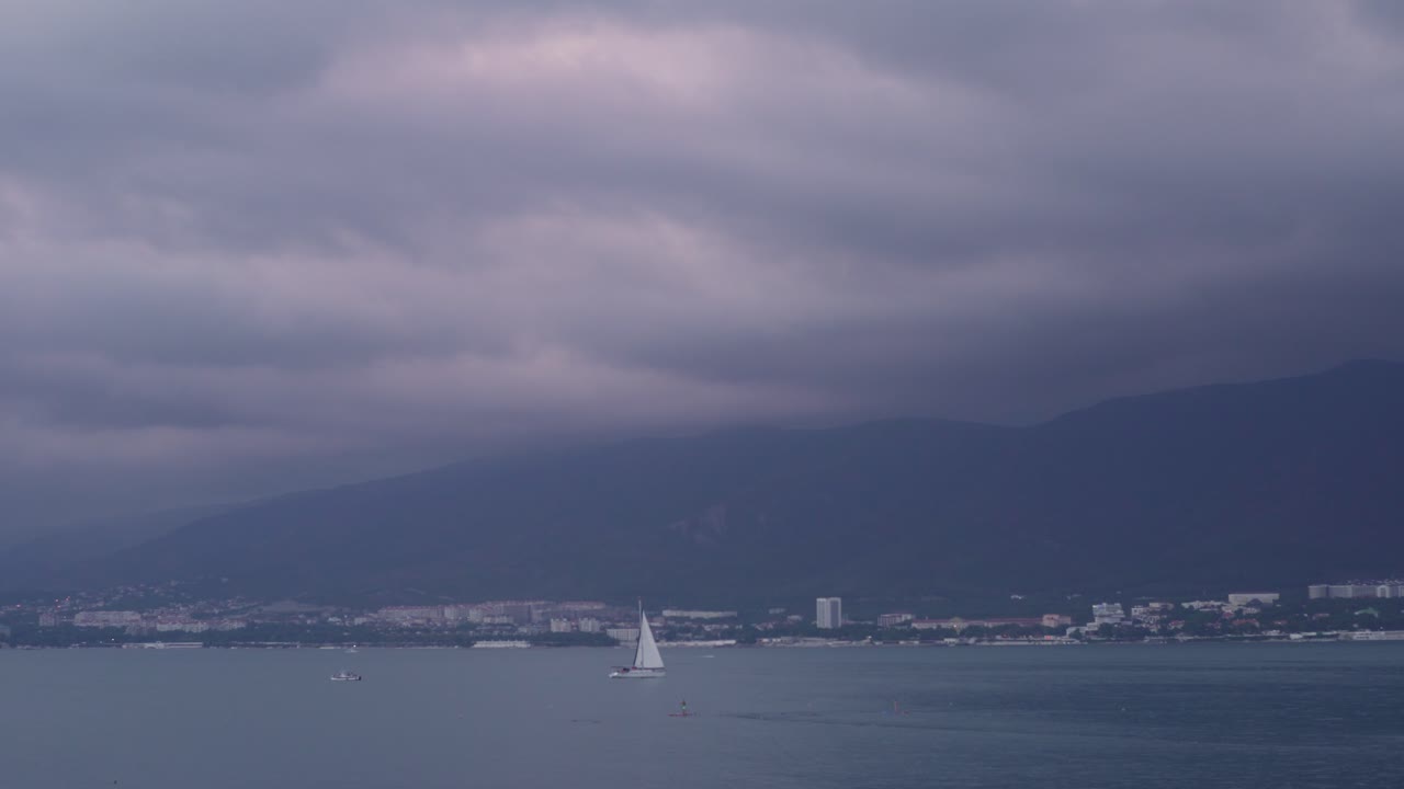 구름 은 해안 풍경 에 있는 항해 보트