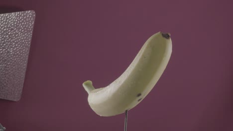 banana girando con bucle en la pantalla de fucsia para la llave de croma