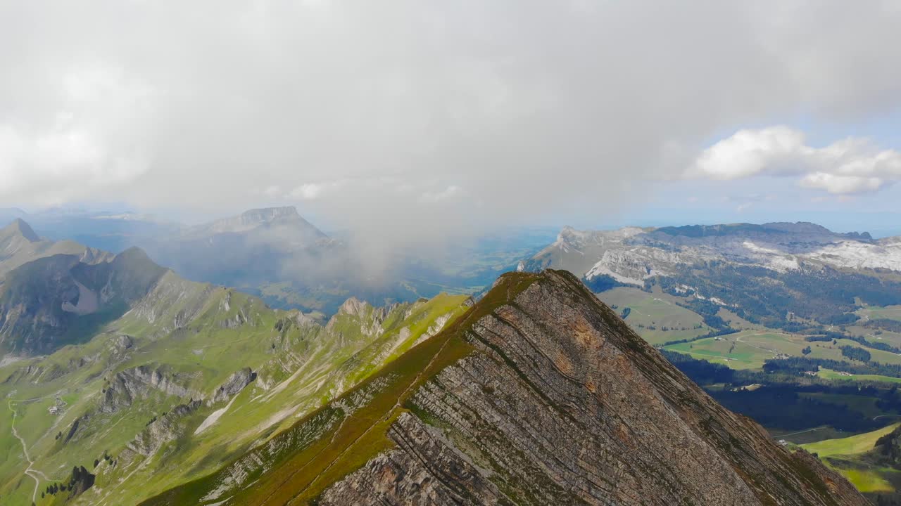antena: cordillera entre nubes en los alpes suizos