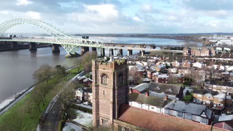 vista aérea industrial pequeño pueblo escarchado iglesia tejados barrio noroeste jubileo puente inglaterra derecha revelar