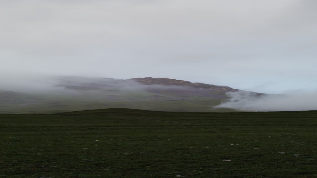 Paisaje montañoso de niebla