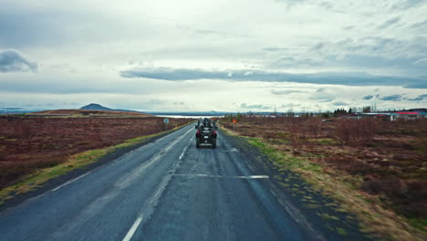 Columna-De-Vehículos-Todo-Terreno-Que-Exploran-Los-Salvajes-Paisajes-Volcánicos-De-Islandia.