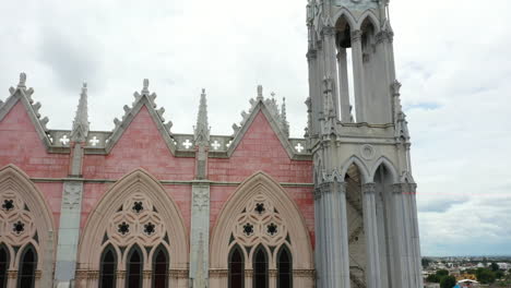 primer plano aéreo del templo expiatorio de león, guanajuato, méxico