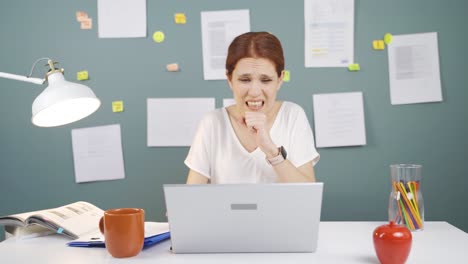 mujer enviando correo equivocado en la computadora portátil. no puedo obtener correo de vuelta.