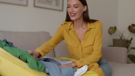 mujer empacando la maleta