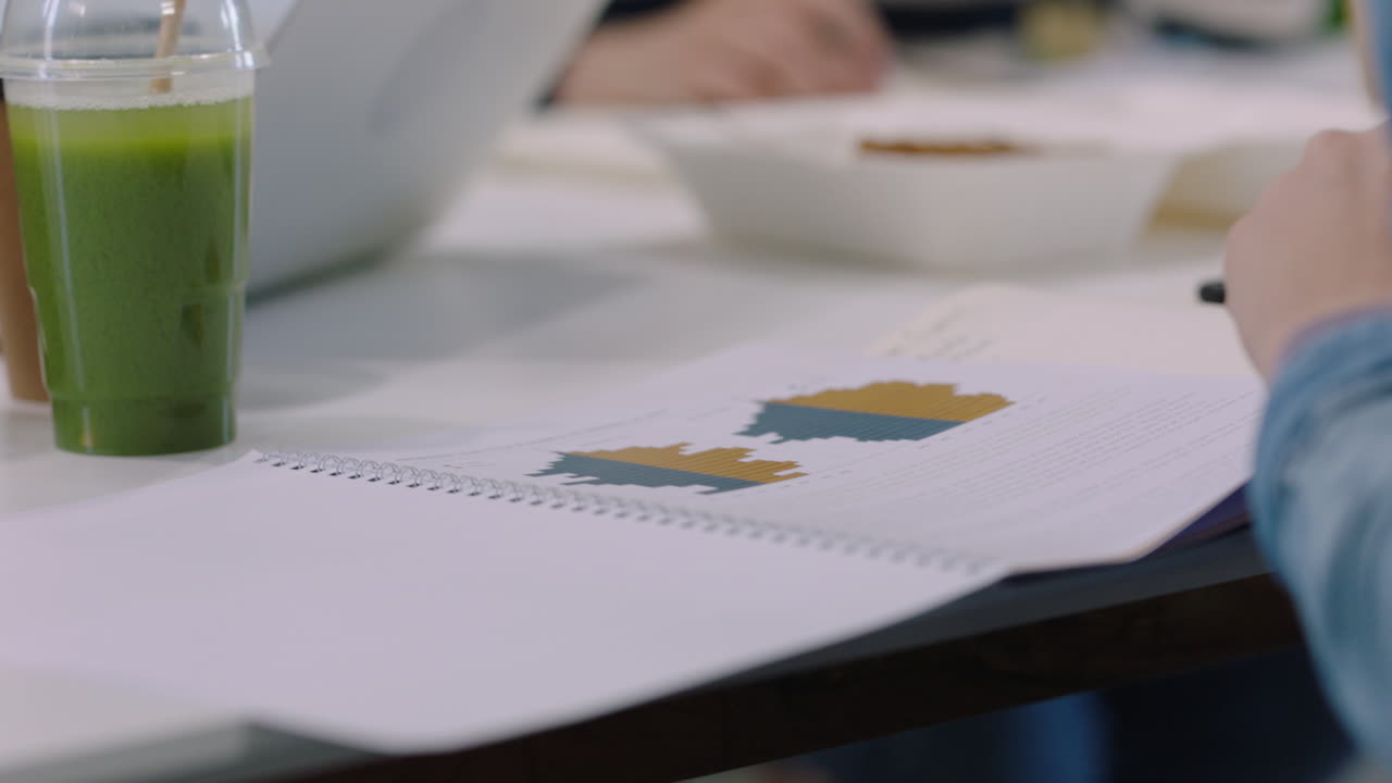 mujer de negocios joven manos leyendo documento corporativo volteando la página navegando propuesta de proyecto en la reunión de la sala de juntas de cerca