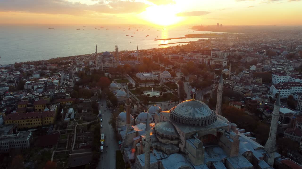 la ciudad más grande de turquía al amanecer. vista aérea de la mezquita de hagia sophia y vista de estambul durante el día