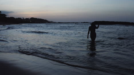 mujer sexy en la playa en el paraíso tropical de puerto plata