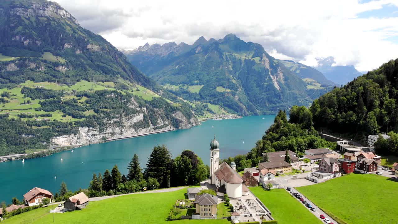 seelisberg 마을과 스위스 우리의 루체른 호수를 향한 교회 위의 공중 비행