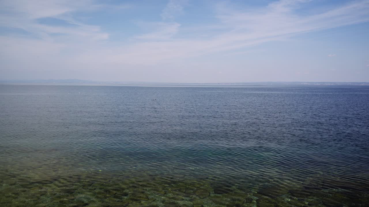 자갈 해변의 작은 파도